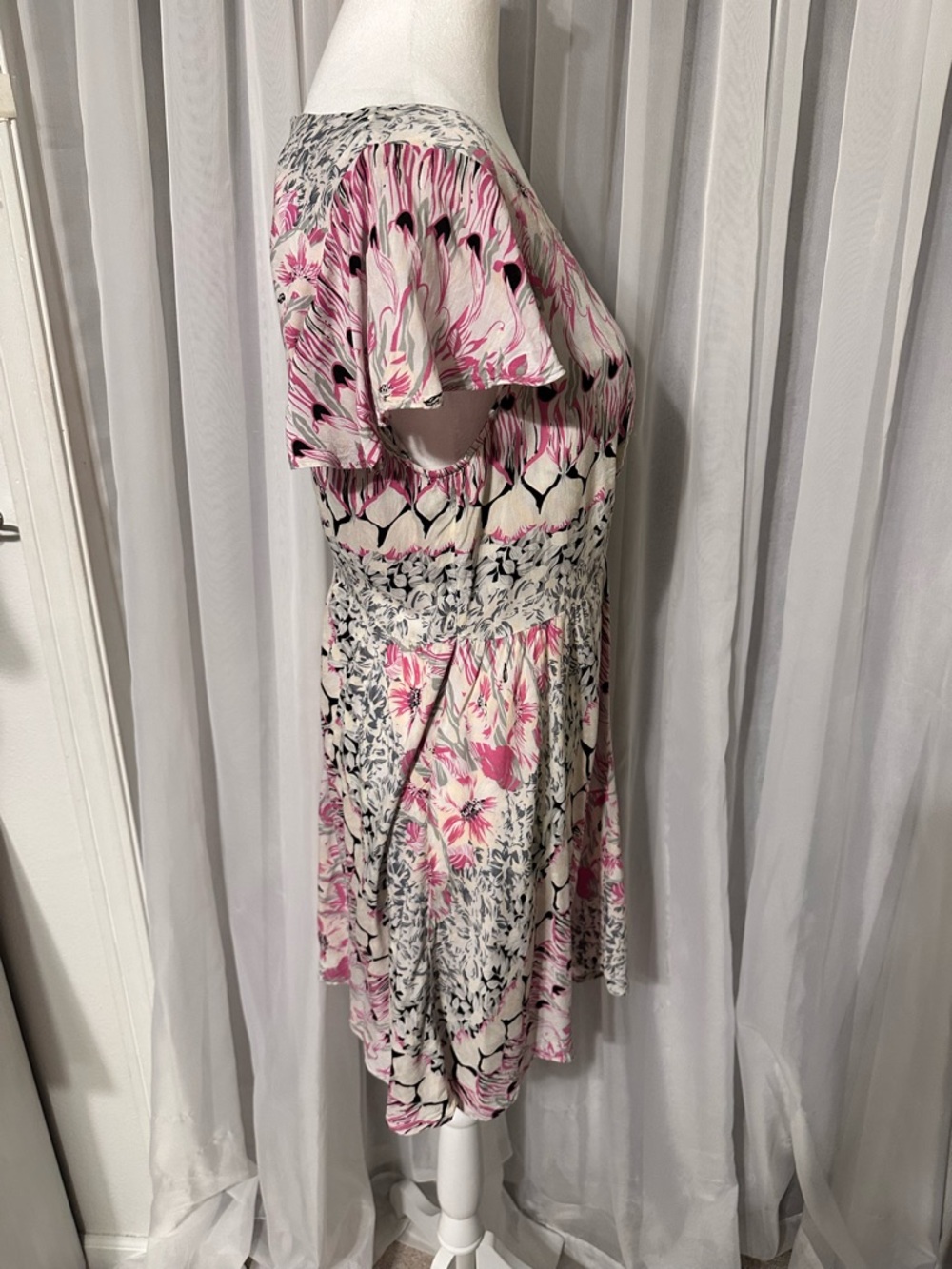 Free People Floral Pink Cream Black V-Neck Flutter Sleeve Dress Size 10 - Picture 6 of 11